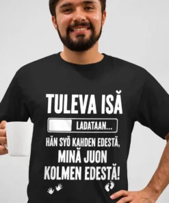 Hauska t-paita Juon kolmen edestä tulevalle isälle, painatuksella TULEVA ISÄ LADATAAN... HÄN SYÖ KAHDEN EDESTÄ, MINÄ JUON KOLMEN EDESTÄ!