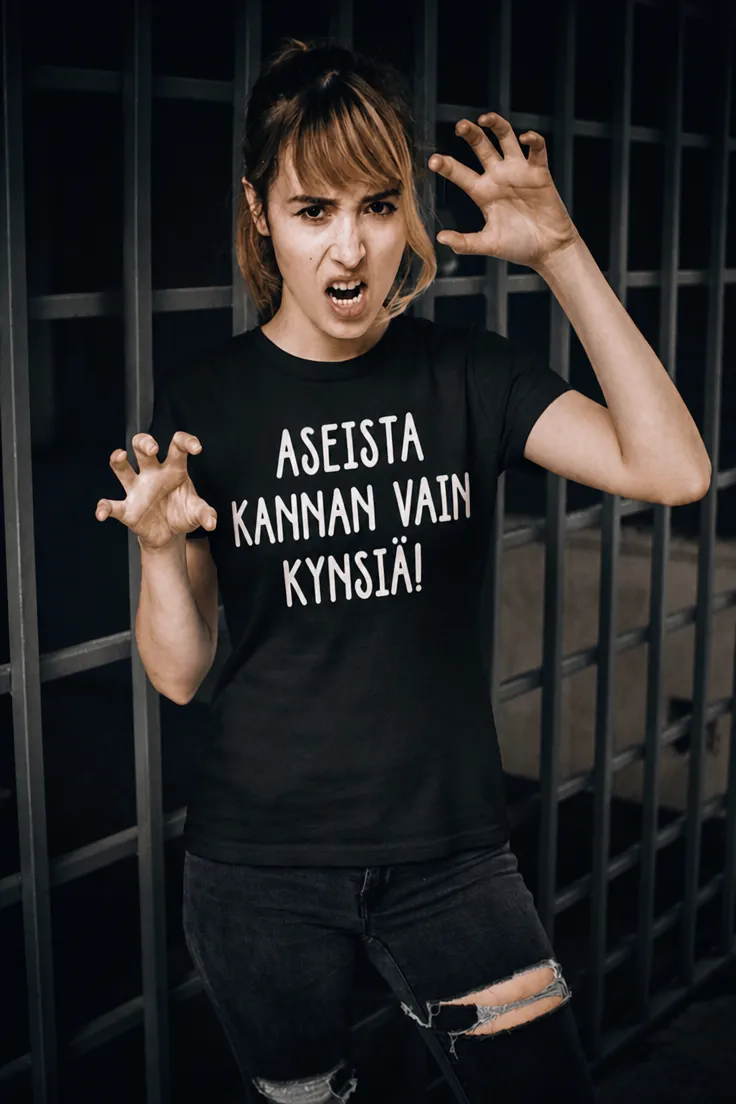 Hauska t-paita Kannan vain kynsiä, jossa teksti ASEISTA KANNAN VAIN KYNSIÄ!