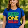 Hauska t-paita Keep one rolled rastatyyli humoristisella KEEP ONE ROLLED -painatuksella