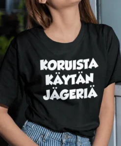 Hauska t-paita Koruista käytän jägeriä humoristisella painatuksella