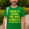 Hauska t-paita Koti wifi, jossa teksti HOME IS WHERE THE WiFi CONNECTS AUTOMATICALLY