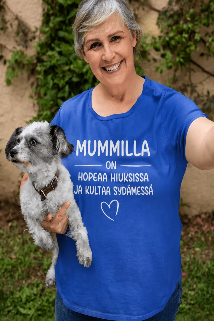 Hauska t-paita Kultainen mummi, lahjapaita mummille tekstillä MUMMILLA ON HOPEAA HIUKSISSA JA KULTAA SYDÄMESSÄ.