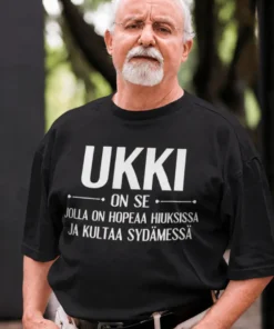Hauska t-paita Kultainen ukki lahjaksi, painatuksella UKKI ON SE JOLLA ON HOPEAA HIUKSISSA JA KULTAA SYDÄMESSÄ