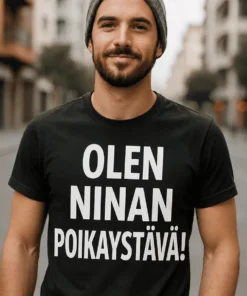 Hauska t-paita Kumppani nimellä lahjaksi, tekstillä OLEN NINAN POIKAYSTÄVÄ!