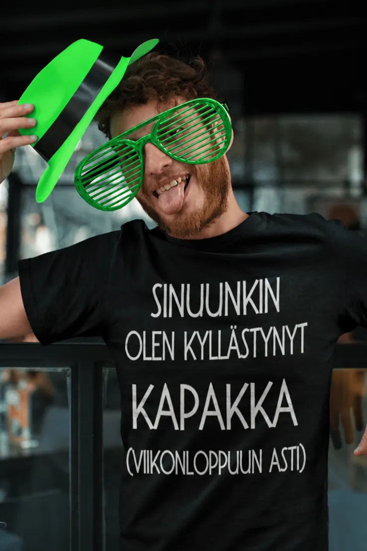 Hauska t-paita Kyllästynyt kapakkaan viikonloppuun asti humoristisella kapakka-aiheisella painatuksella