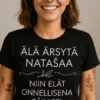 Hauska t-paita Älä ärsytä nimellä, jossa teksti ÄLÄ ÄRSYTÄ NATAŠAA NIIN ELÄT ONNELLISENA PÄIVIESI LOPPUUN ASTI!