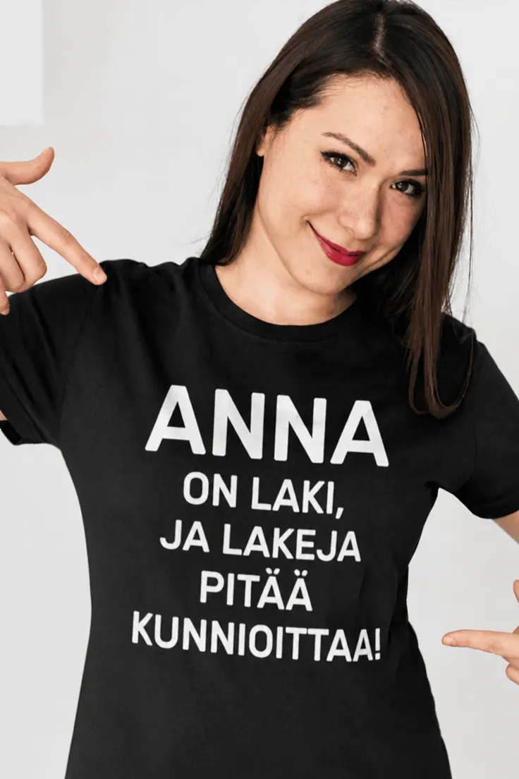 Hauska t-paita Laki nimellä, jossa teksti ANNA ON LAKI, JA LAKEJA PITÄÄ KUNNIOITTAA!