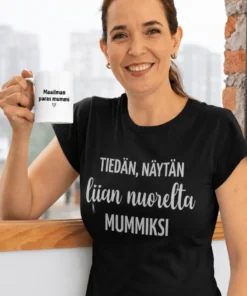 Hauska t-paita Liian nuori mummiksi lahja synttäreille nuorekkaalle mummille
