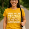 Hauska t-paita Melkein täydellinen, humoristinen lahjapaita slogantekstillä I MAY NOT BE PERFECT BUT PARTS OF ME ARE PRETTY AWESOME