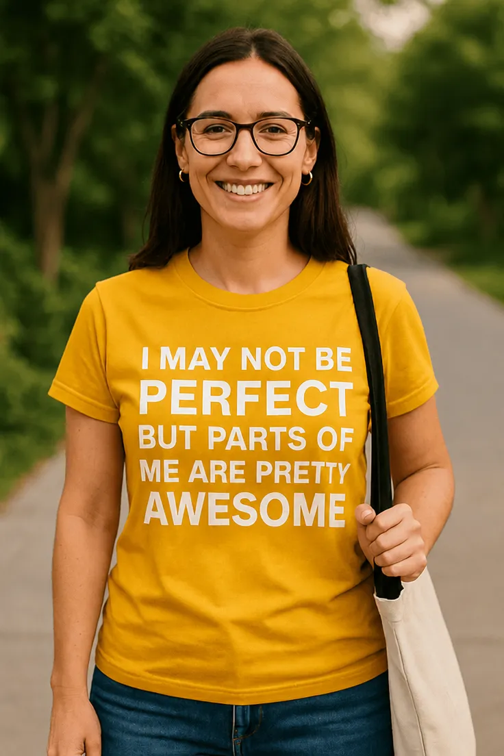 Hauska t-paita Melkein täydellinen, humoristinen lahjapaita slogantekstillä I MAY NOT BE PERFECT BUT PARTS OF ME ARE PRETTY AWESOME
