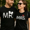 Hauska t-paita Mr Mrs parille, jossa painatus MR. MRS.