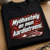 Hauska t-paita tekstillä Myöhästely on mun kardiotreeni. Sporttinen punavalkoinen typografiadesign, jossa on vauhtiviivoja ja pieni sneaker-ikoni.