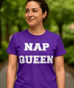 Hauska t-paita Nokosten kuningatar NAP QUEEN -painatuksella