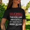 Hauska t-paita Nopea selviäminen, jossa teksti HUOMIO TARJOILIJAN ARVOSTELU VOI TEHDÄ SINUSTA ÄKKIÄ SELVÄN.