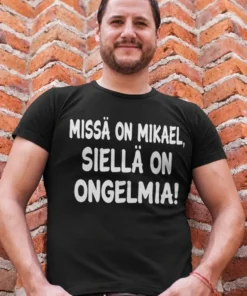 Hauska t-paita Ongelmia nimellä, jossa teksti MISSÄ ON MIKAEL, SIELLÄ ON ONGELMIA!