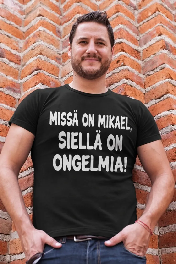 Hauska t-paita Ongelmia nimellä, jossa teksti MISSÄ ON MIKAEL, SIELLÄ ON ONGELMIA!