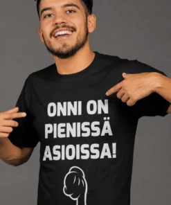 Hauska t-paita Onni pienissä asioissa, jossa teksti ONNI ON PIENISSÄ ASIOISSA!