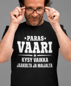Hauska t-paita Paras vaari nimellä, jossa teksti ⭑PARAS⭑ VAARI KYSY VAIKKA JAAKOLTA JA MAIJALTA.