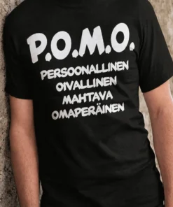 Hauska t-paita Pomo lyhenne hauskalla P.O.M.O.-painatuksella