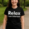 Hauska t-paita Relax olen hulvaton, jossa teksti Relax I am hilarious