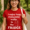 Hauska t-paita Romanttiset kävelyt jääkaapille humoristisella i enjoy long romantic walks to the FRIDGE -painatuksella
