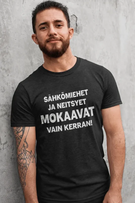 Hauska t-paita Sähkömiehet ja neitsyet humoristisella sähkömies-teemalla