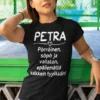 Hauska t-paita nimellä PETRA, söpö ja vallaton lahjapaita