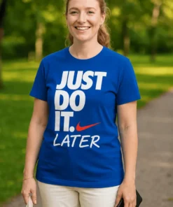 Hauska t-paita Tee se myöhemmin hauskalla JUST DO IT. LATER. -painatuksella
