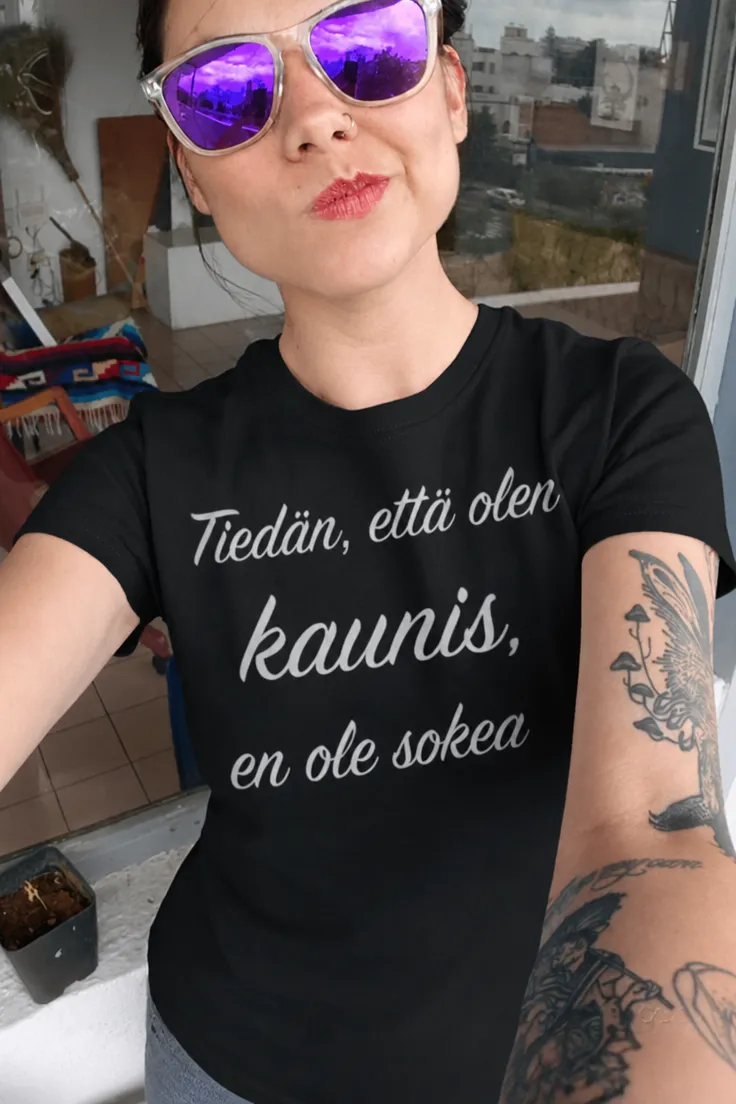 Hauska t-paita Tiedän olevani kaunis, humoristinen lahjapaita tekstillä Tiedän, että olen kaunis en ole sokea