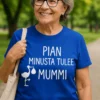 Hauska t-paita Tuleva mummi lahjaksi, ilmoitustekstillä PIAN MINUSTA TULEE MUMMI