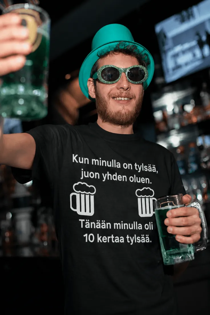 Hauska t-paita Tylsyys ja olut humoristisella olutaiheisella painatuksella