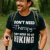Hauska t-paita Vaellusterapia retkeilyaiheisella printillä ja tekstillä DON'T NEED -Therapy- JUST NEED TO GO HIKING