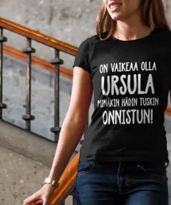 Hauska t-paita Vaikea olla nimellä Ursula -tekstillä lahjaksi