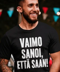 Hauska t-paita Vaimo sanoi että saan, jossa teksti VAIMO SANOI, ETTÄ SAAN!