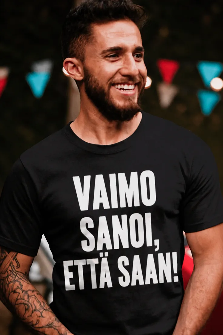 Hauska t-paita Vaimo sanoi että saan, jossa teksti VAIMO SANOI, ETTÄ SAAN!