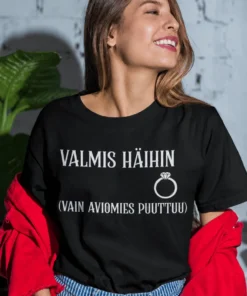 Hauska t-paita Valmis häihin, jossa teksti VALMIS HÄIHIN (VAIN AVIOMIES PUUTTUU)