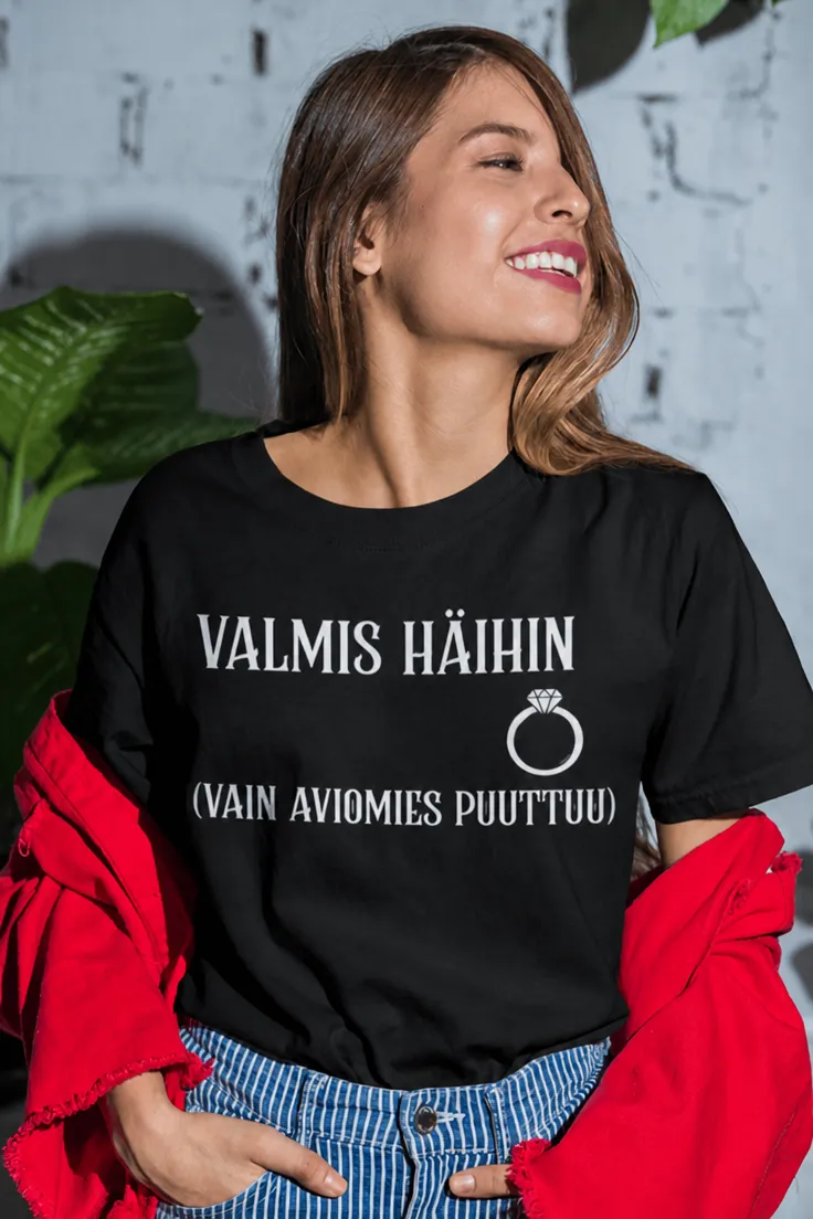 Hauska t-paita Valmis häihin, jossa teksti VALMIS HÄIHIN (VAIN AVIOMIES PUUTTUU)