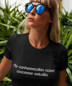 Hauska t-paita Vanhemmat naiset osaavat sekoilla, jossa teksti Me vanhemmatkin naiset osaamme sekoilla.