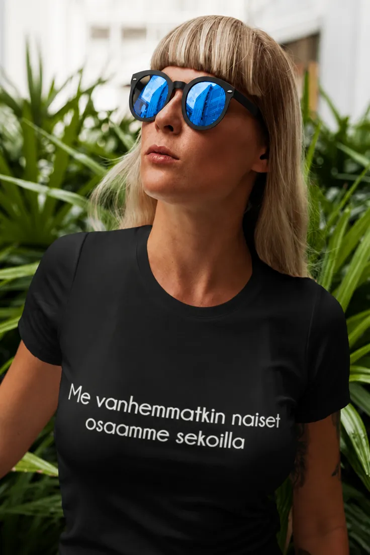 Hauska t-paita Vanhemmat naiset osaavat sekoilla, jossa teksti Me vanhemmatkin naiset osaamme sekoilla.