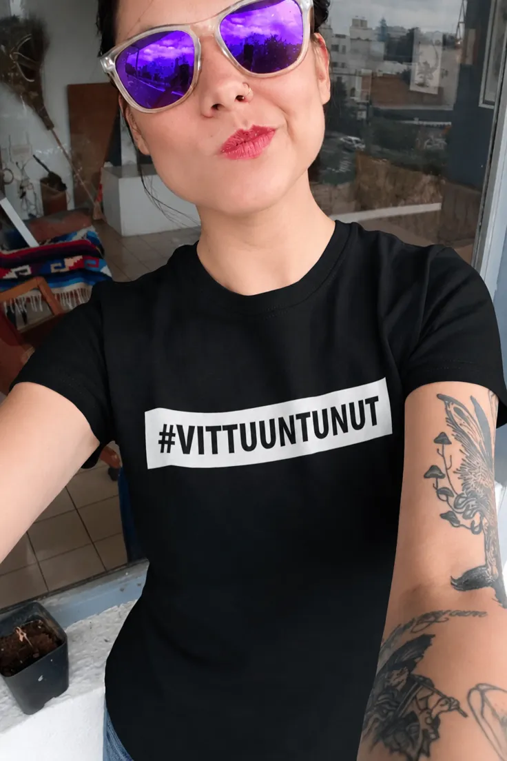 Hauska t-paita Vittuuntunut, jossa teksti #VITTUUNTUNUT