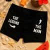 Hauskat bokserit Legenda -lahjatuote tekstillä THE LEGEND THE MAN