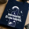 Navy-sävyinen typografinen t-paita, jossa ovessa roikkuva do not disturb -kyltin inspiroima kuvio ja teksti Introvertti. Ei saa häiritä. sekä pieniä kuu- ja tähtiyksityiskohtia.