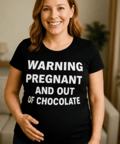 Äitiys t-paita Raskaana ilman suklaata hauskalla WARNING PREGNANT AND OUT OF CHOCOLATE -painatuksella