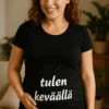 Äitiys t-paita Tulen keväällä, hauska lahjapaita tekstillä tulen keväällä
