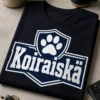 Koiraiskä-t-paita, navy ja valkoinen athletic badge -tyyli, kilpimäinen tassulogo ja vahva varsity-typografia