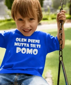 Lasten t-paita Pieni mutta pomo hauskalla tekstiprintillä OLEN PIENI MUTTA SILTI POMO