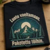 Vaelluspaita, jossa lukee Luotu vaeltamaan. Pakotettu töihin. ja keskellä vuoristo-, auringon- ja mäntymetsäkuvitus vintage-retkibadge-tyylillä.
