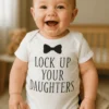 Vauvan body Lukitkaa tyttärenne hauskalla LOCK UP YOUR DAUGHTERS -painatuksella