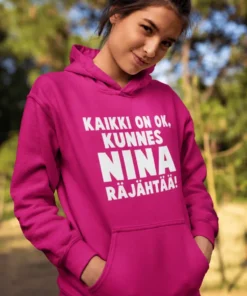 Villapaita Kaikki on ok nimellä, hauska lahjapaita Nina-nimellä