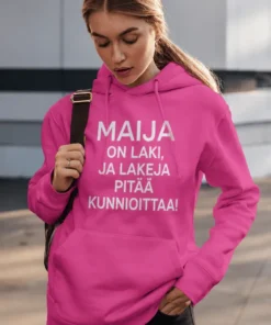 Villapaita Laki nimellä, hauska lahjapaita tekstillä MAIJA ON LAKI, JA LAKEJA PITÄÄ KUNNIOITTAA!